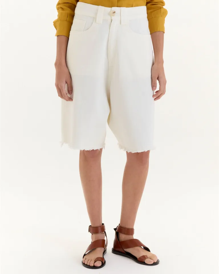 Bermuda felisa: Prenda jeanera de gabardina 100% algodón con diseño relajado y estilo urbano de Blue Sheep en Shorts para argentina