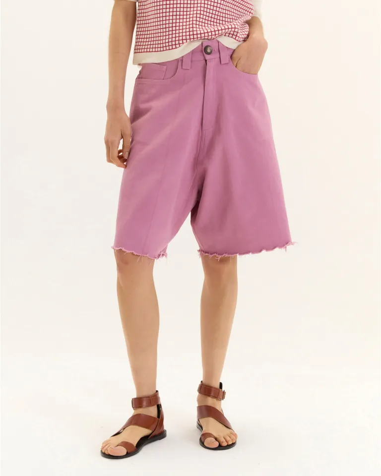 Bermuda felisa: Prenda jeanera de gabardina 100% algodón con diseño relajado y estilo urbano de Blue Sheep en Shorts para argentina