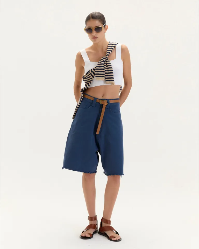 Bermuda felisa: Prenda jeanera de gabardina 100% algodón con diseño relajado y estilo urbano de Blue Sheep en Shorts para argentina