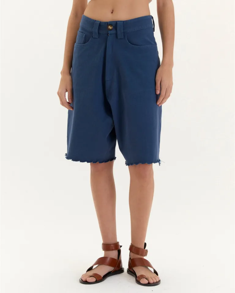 Bermuda felisa: Prenda jeanera de gabardina 100% algodón con diseño relajado y estilo urbano de Blue Sheep en Shorts para argentina