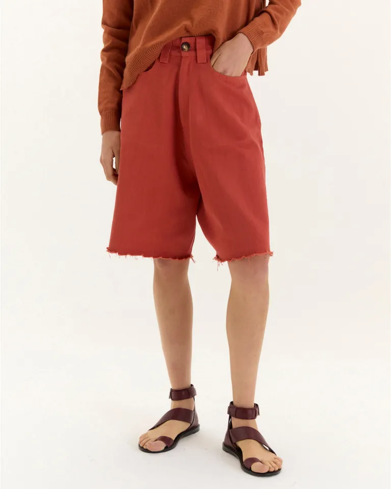 Bermuda felisa: Prenda jeanera de gabardina 100% algodón con diseño relajado y estilo urbano de Blue Sheep en Shorts para argentina