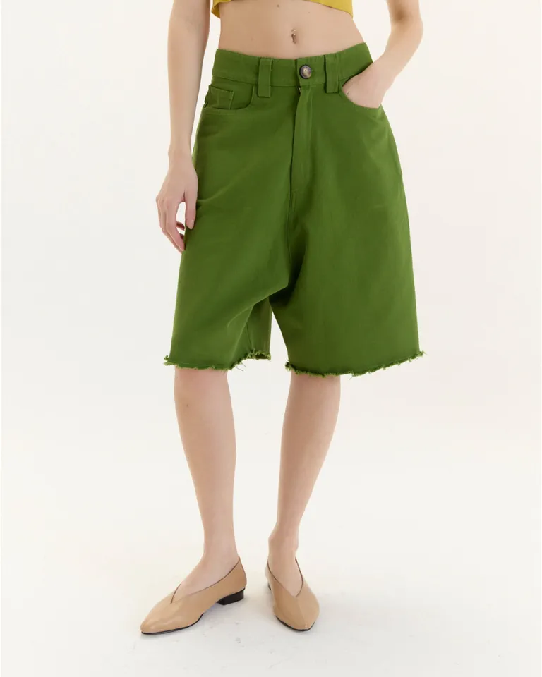 Bermuda felisa: Prenda jeanera de gabardina 100% algodón con diseño relajado y estilo urbano de Blue Sheep en Shorts para argentina