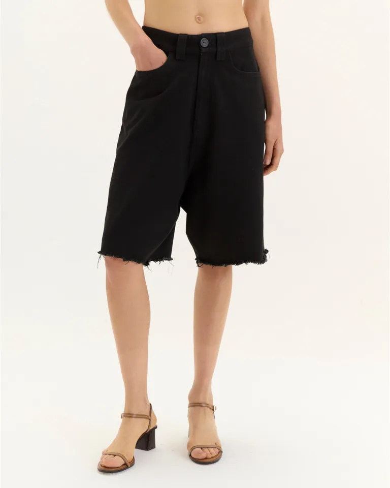 Bermuda felisa: Prenda jeanera de gabardina 100% algodón con diseño relajado y estilo urbano de Blue Sheep en Shorts para argentina