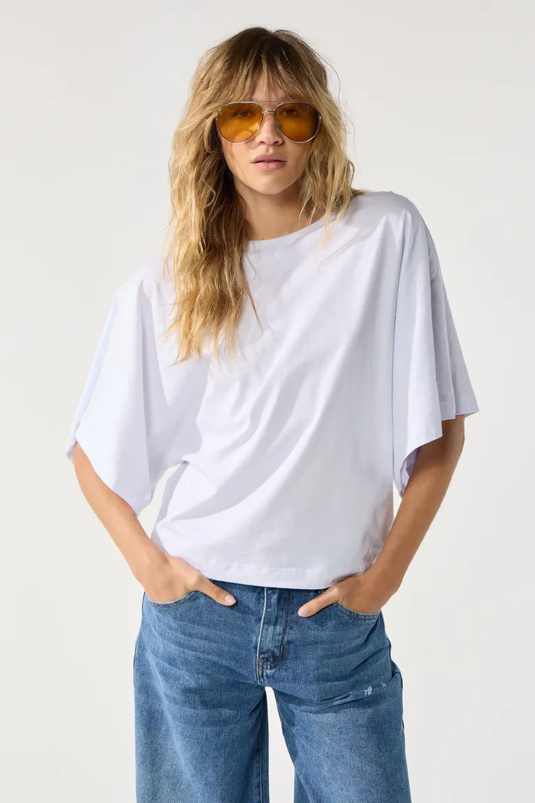 Remera blanca de algodón de corte amplio y mangas dolman de Cuesta Blanca en Remeras para argentina
