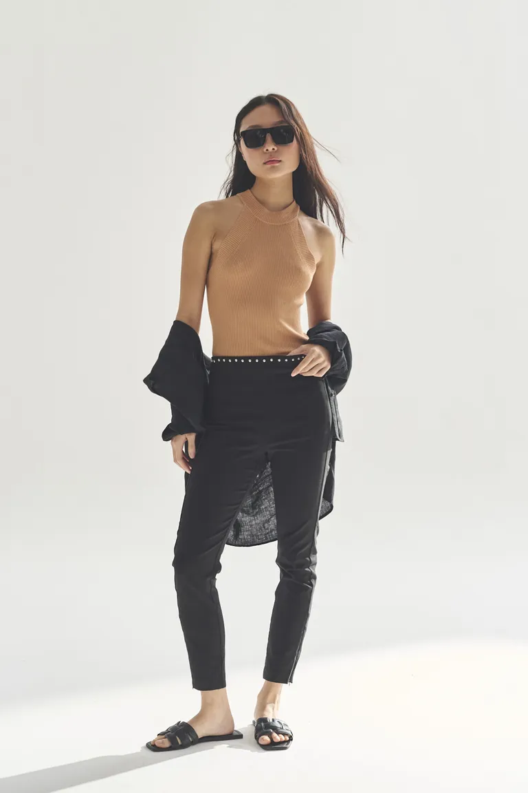 Top sin mangas negro - Prenda versátil y elegante para el día a día de Akiabara en Tops para argentina