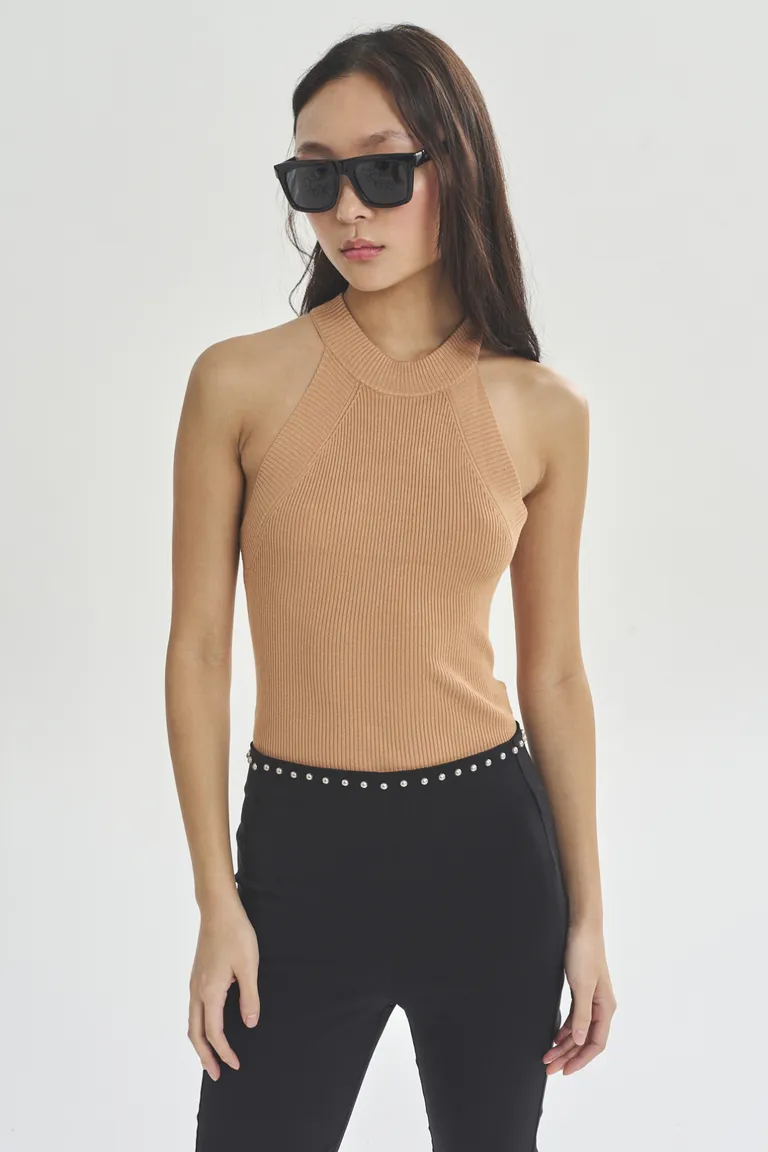 Top sin mangas negro - Prenda versátil y elegante para el día a día de Akiabara en Tops para argentina