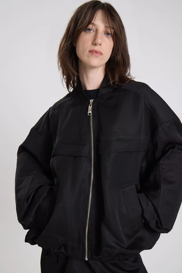 Chaqueta bomber con cierre frontal, bolsillos laterales y calce amplio de corte holgado de Maria Cher en Chaquetas para argentina