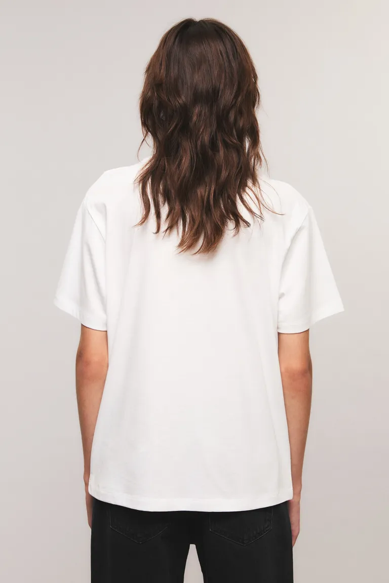 Remera de corte holgado con cuello redondo y estampa frontal de diseño gráfico de Kosiuko en Remeras para argentina