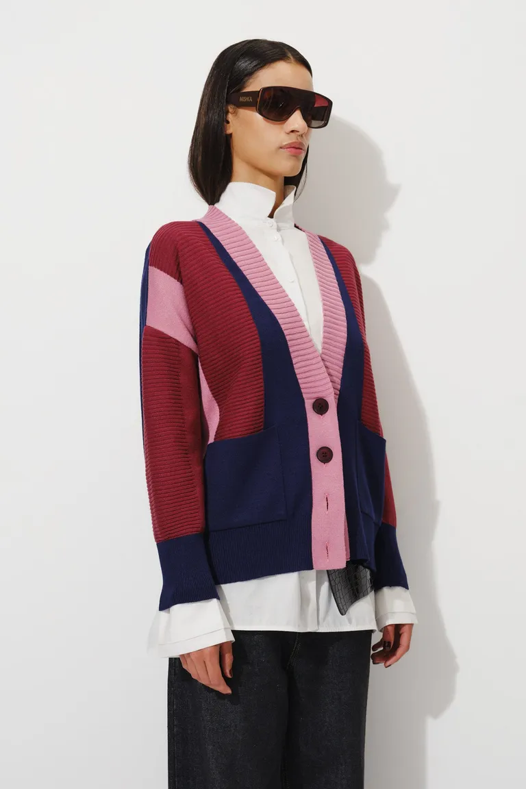 Cárdigan con botones frontales, escote en V, bolsillos aplicados y diseño de bloques en tejido de punto de Mishka en Buzos y Sweaters para argentina