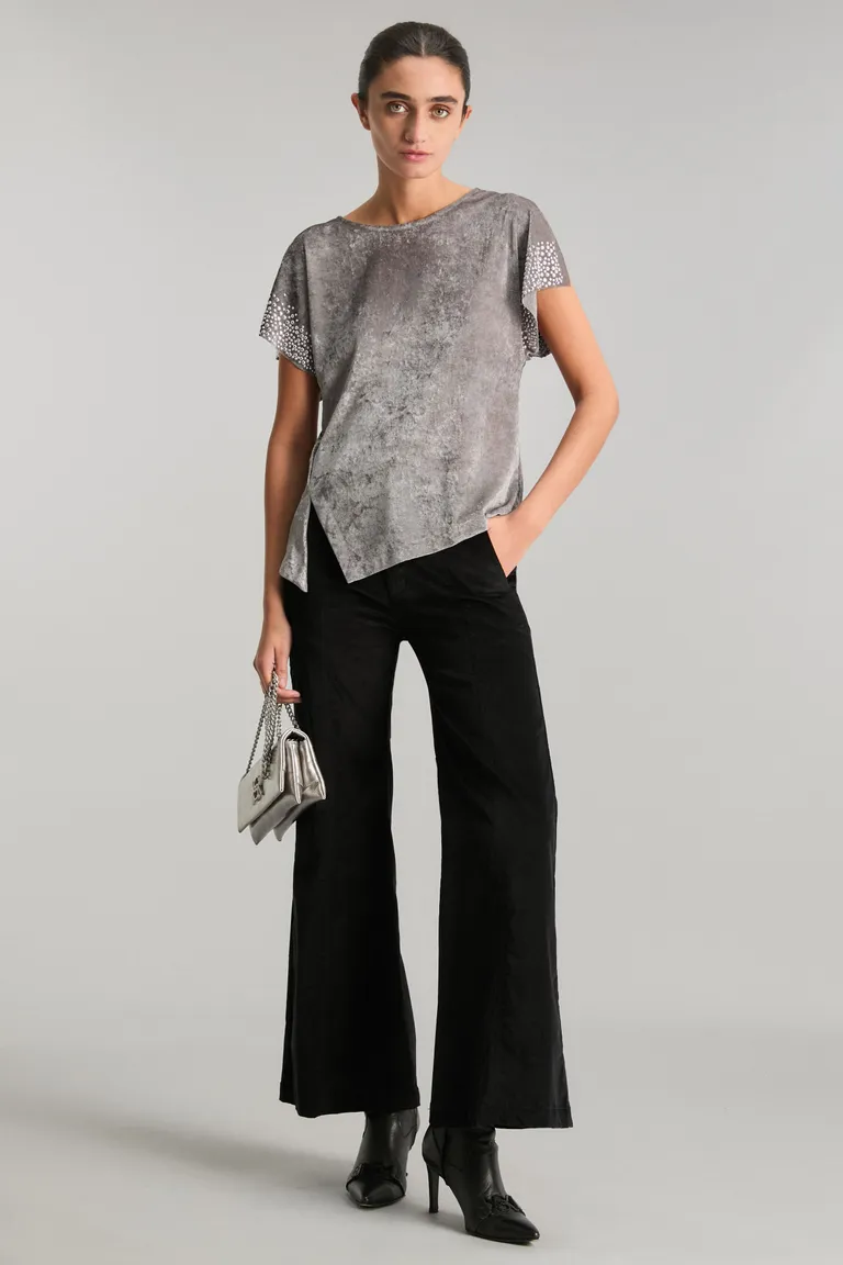 Top con detalles de tachas bombeadas y abertura lateral de Kosiuko en Tops para argentina