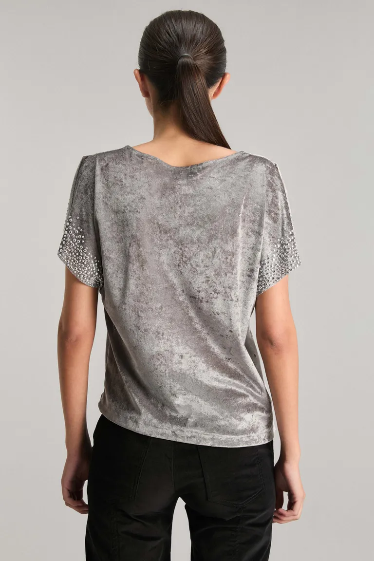 Top con detalles de tachas bombeadas y abertura lateral de Kosiuko en Tops para argentina