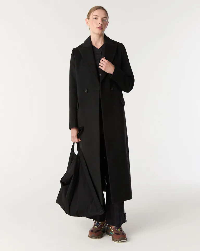 Tapado largo cruzado de corte sastrero con cuello solapa y cierre frontal de Furzai en Tapados para argentina