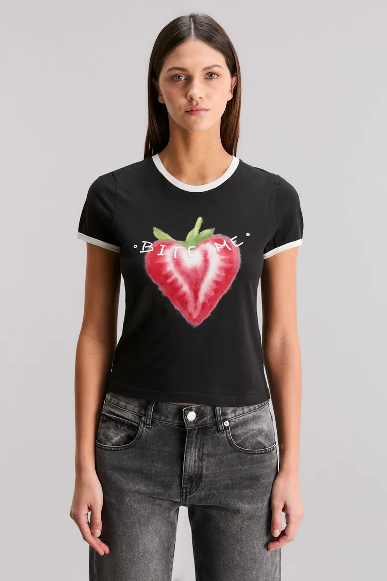 Camiseta negra de mujer con estampa de corazón en contraste de Kosiuko en Remeras para argentina
