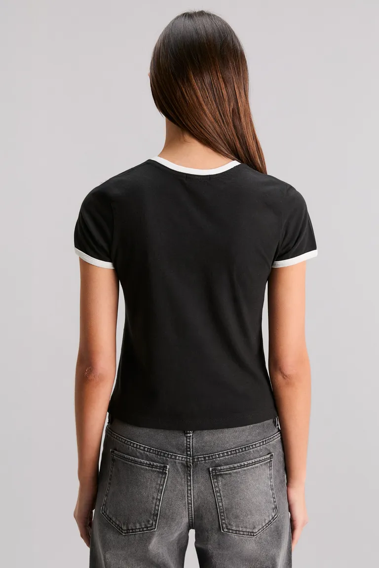 Camiseta negra de mujer con estampa de corazón en contraste de Kosiuko en Remeras para argentina