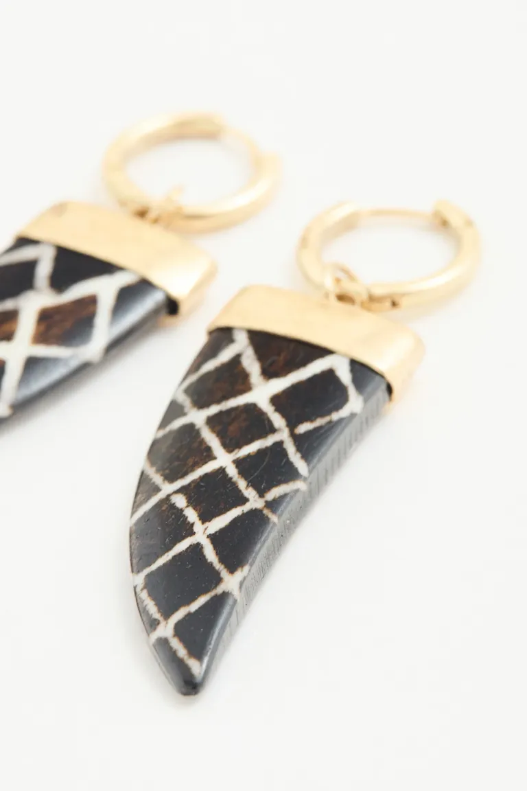 Aretes de Argolla Dorados con Dije de Cuerno Marrón y Crudo de Rapsodia en Bijouterie para argentina