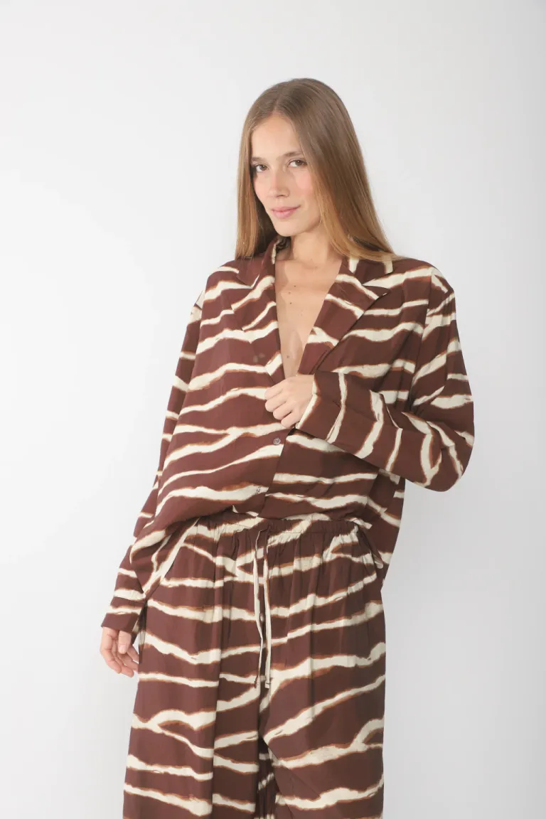 Camisa de corte amplio con estampado exclusivo para un estilo moderno y sofisticado de Belle en Camisas para argentina