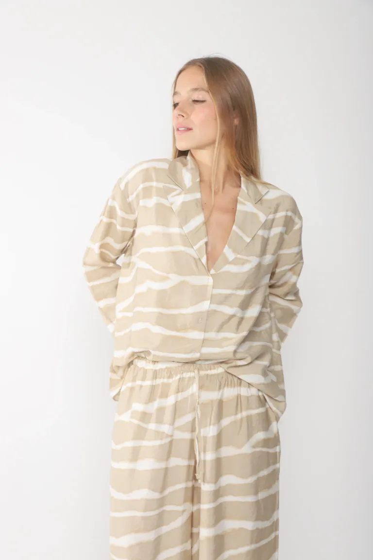 Camisa de corte amplio con estampado exclusivo para un estilo moderno y sofisticado de Belle en Camisas para argentina