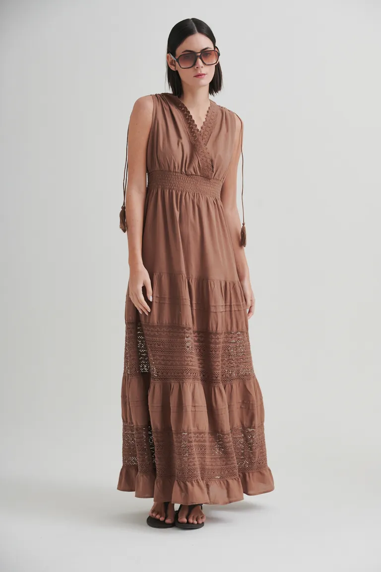 Vestido marrón con detalles de encaje y volados, de diseño elegante y femenino de Sweet en Vestidos para argentina