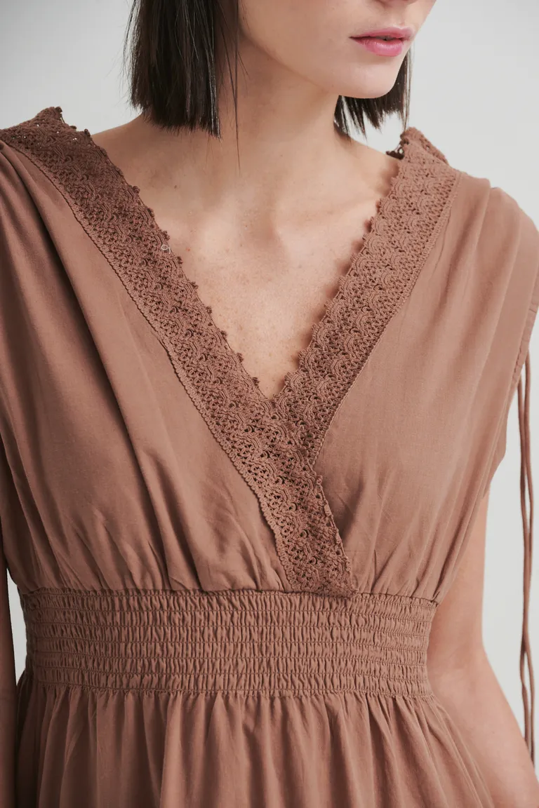 Vestido marrón con detalles de encaje y volados, de diseño elegante y femenino de Sweet en Vestidos para argentina