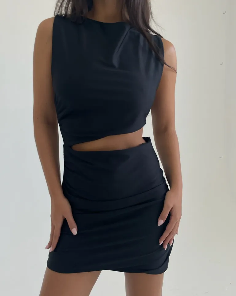 Vestido negro corto de línea ajustada con detalles en la cintura de Naíma en Vestidos para argentina