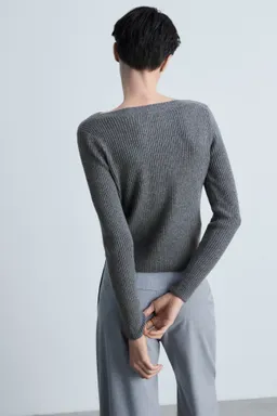 Remera canalé cuello barco de Mango en Buzos y Sweaters para argentina
