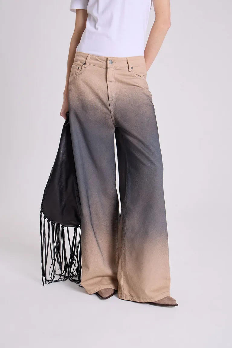 Jeans de corte amplio con efecto degradé en tonos tierra y gris de Maria Cher en Pantalones para argentina