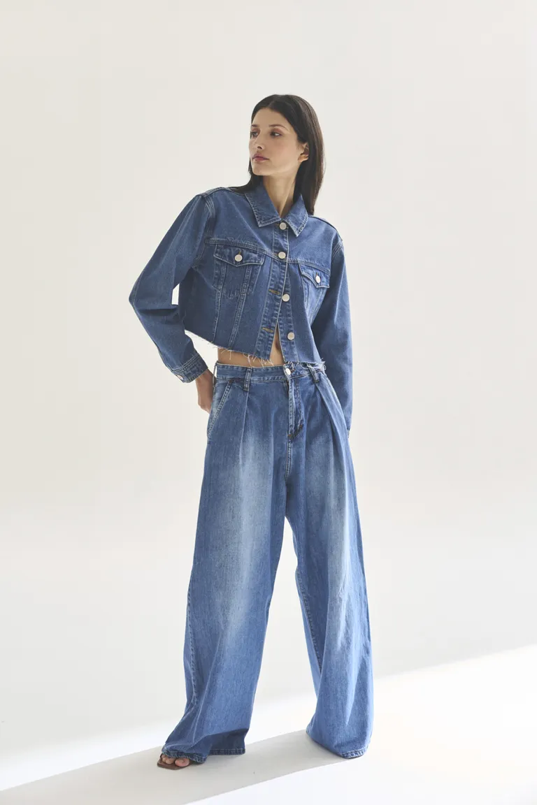 Chaqueta de mezclilla de corte femenino y diseño moderno de Akiabara en Chaquetas para argentina