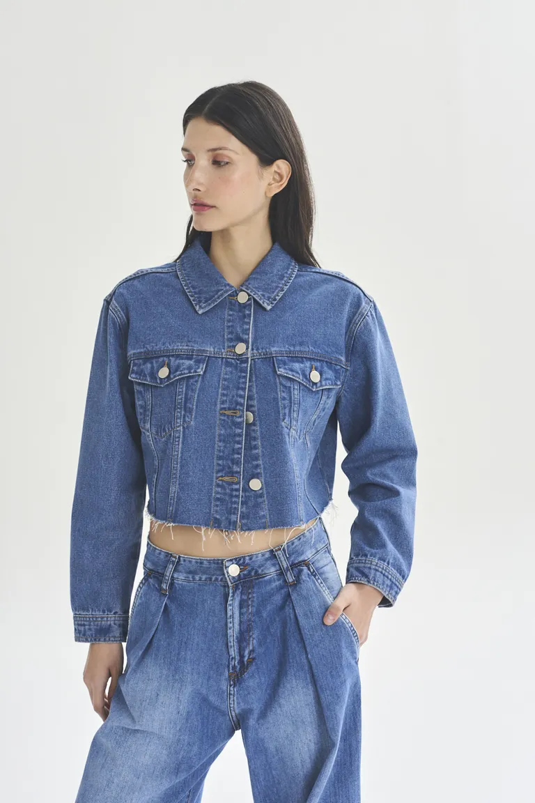 Chaqueta de mezclilla de corte femenino y diseño moderno de Akiabara en Chaquetas para argentina