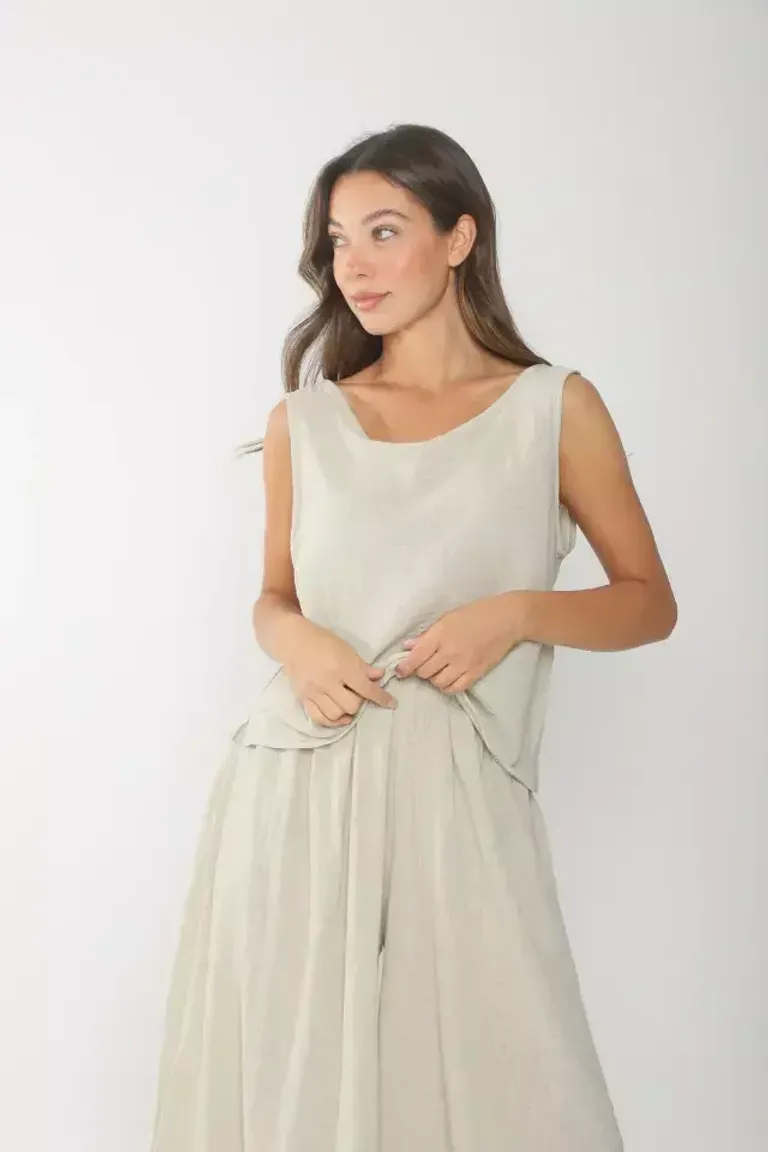 Blusa confeccionada en bambula con pinzas al frente y tajos laterales de Belle en Blusas para argentina