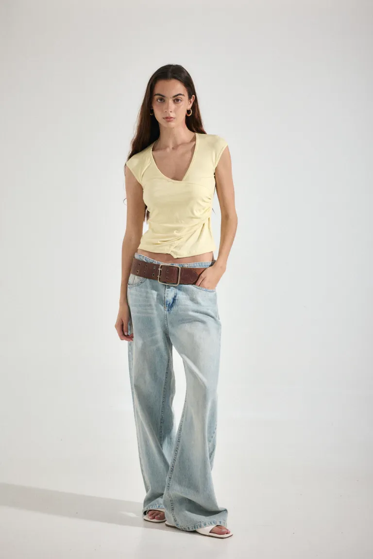 Remera musculosa amarilla con escote en V y frunces laterales cruzados de Audaz en Remeras para argentina