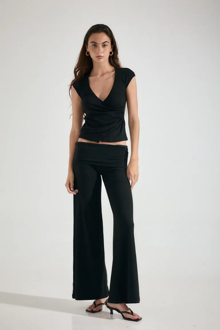 Remera musculosa amarilla con escote en V y frunces laterales cruzados de Audaz en Remeras para argentina