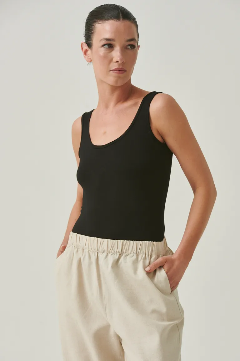 Musculosa básica negra con ajuste relajado y escote redondeado de Sweet en Tops para argentina