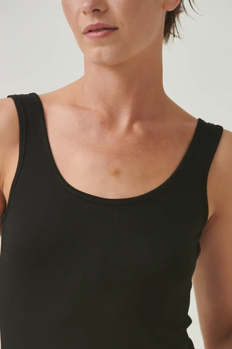 Musculosa básica negra con ajuste relajado y escote redondeado de Sweet en Tops para argentina