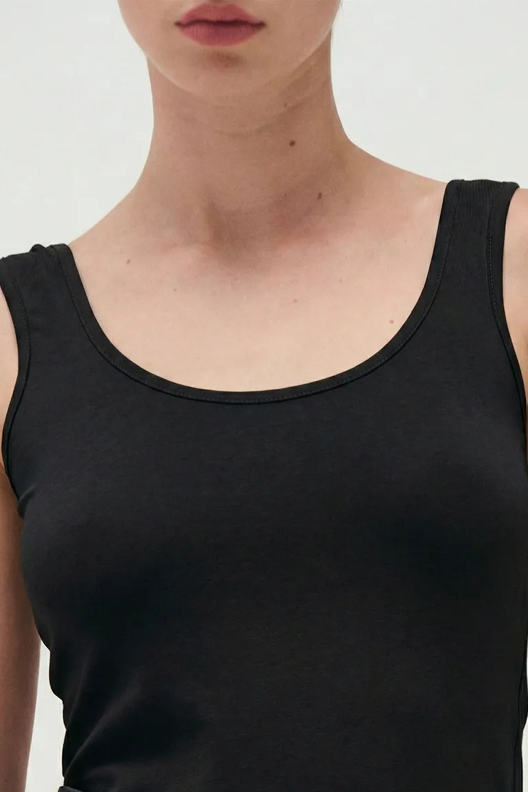 Musculosa básica negra con ajuste relajado y escote redondeado de Sweet en Tops para argentina