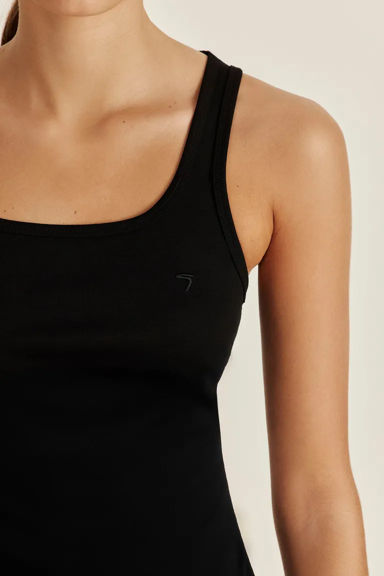 Remera negra de algodón premium con bordado personalizado de Tucci en Remeras para argentina