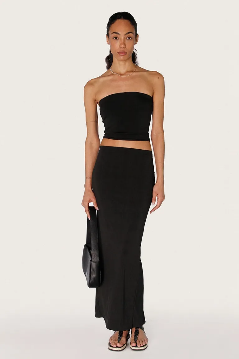 Elegante vestido tubo negro de lycra con tajo en la espalda y silueta larga de Sofia Sarkany en Faldas para argentina