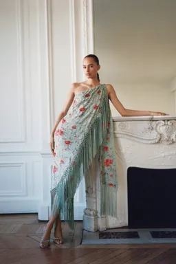 Vestido asimétrico bordado con flecos de Mango en Vestidos para argentina