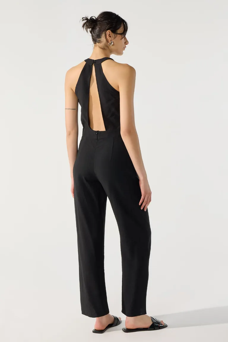 Mono negro largo con escote halter y espalda semi-abierta de Cuesta Blanca en Monos para argentina