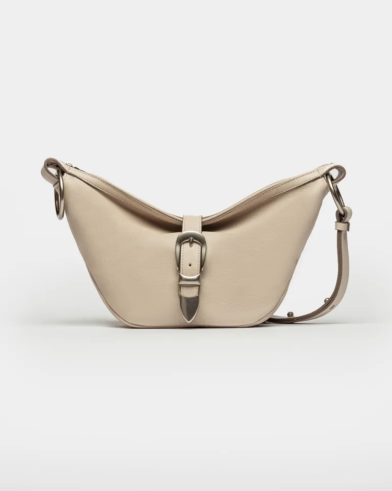 Bolso bandolera de cuero satinado con hebilla metálica central de Prüne en Bolsos y Carteras para argentina