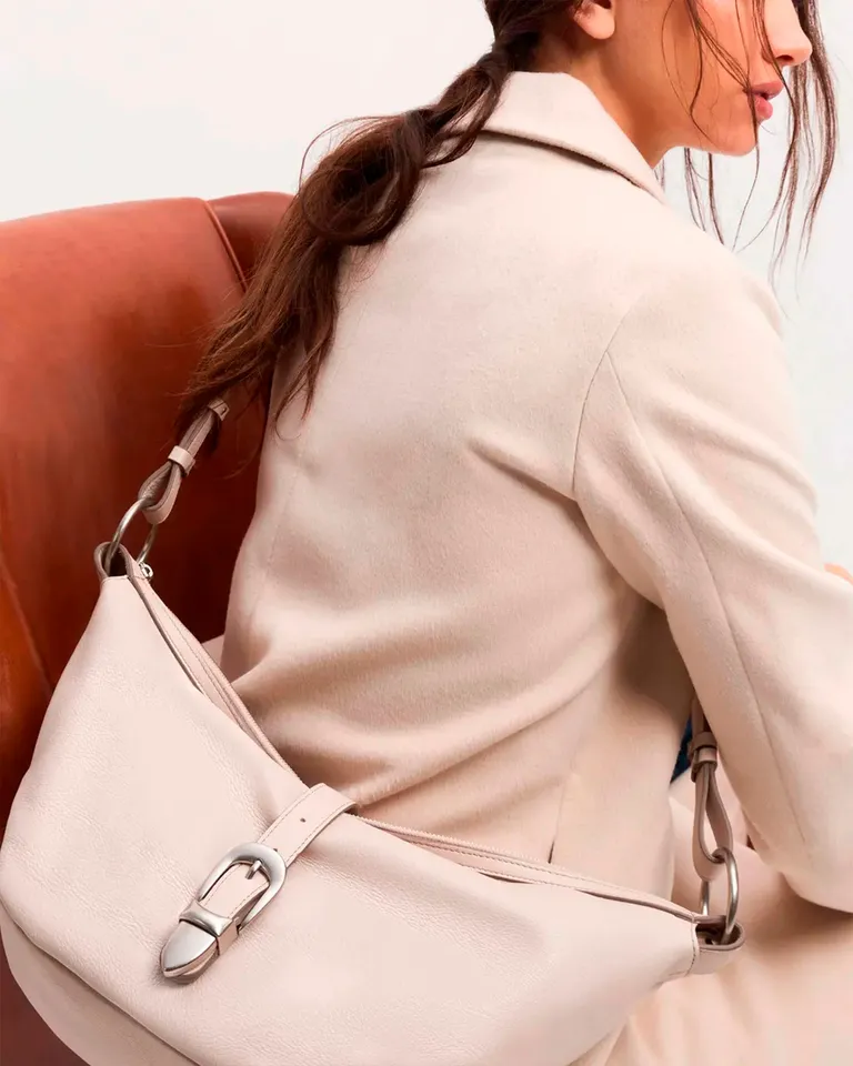 Bolso bandolera de cuero satinado con hebilla metálica central de Prüne en Bolsos y Carteras para argentina