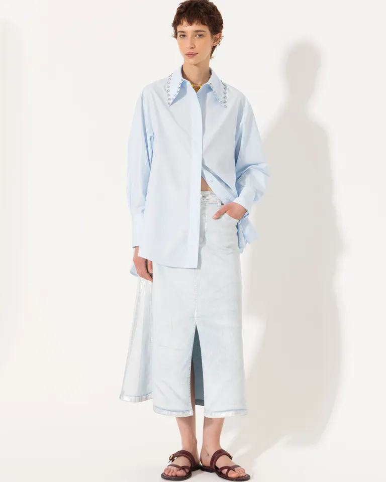 Falda midi vaporosa en denim azul claro con tajo frontal y costuras marcadas de Jazmin Chebar en Faldas para argentina