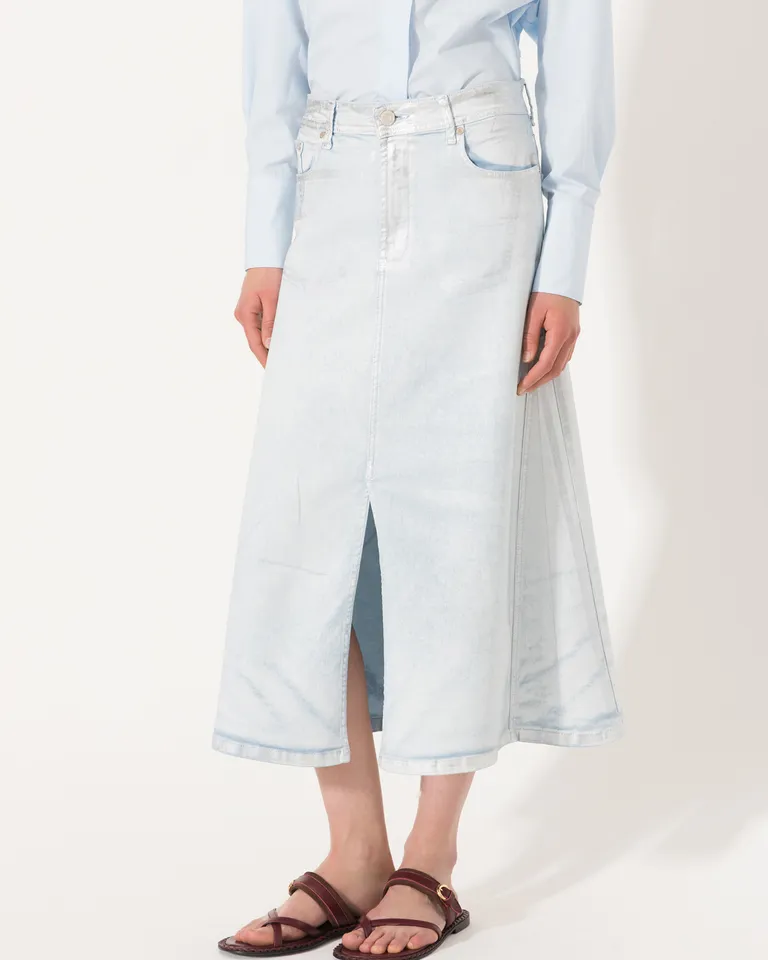 Falda midi vaporosa en denim azul claro con tajo frontal y costuras marcadas de Jazmin Chebar en Faldas para argentina