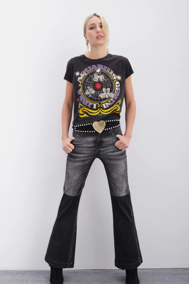 Remera de estilo esotérico con detalles en foil y tinta a contratono de Rapsodia en Remeras para argentina