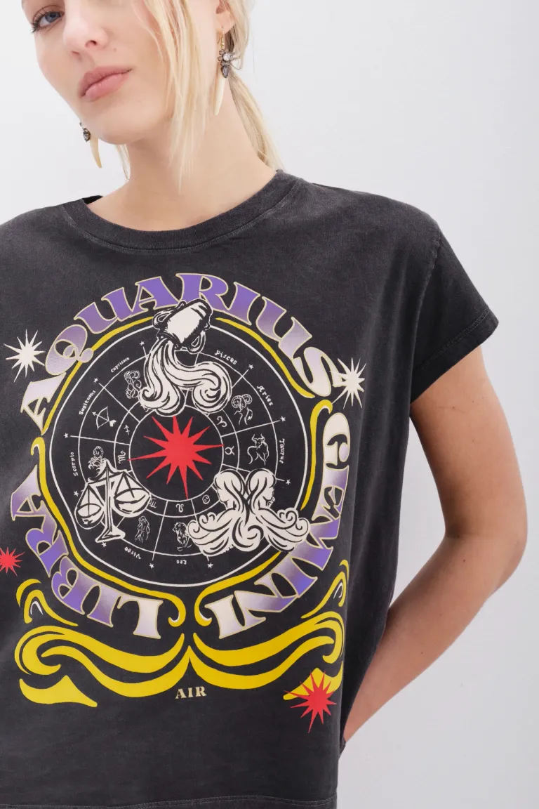 Remera de estilo esotérico con detalles en foil y tinta a contratono de Rapsodia en Remeras para argentina