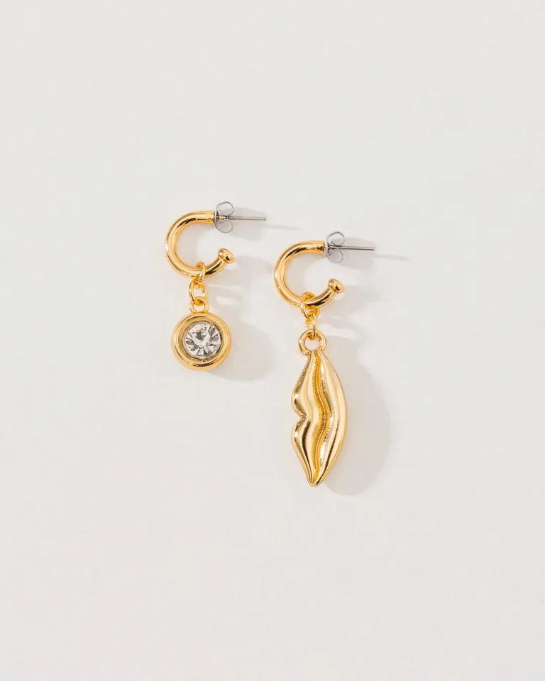 Pendientes colgantes con diseño de labios en baño de oro de Jazmin Chebar en Bijouterie para argentina