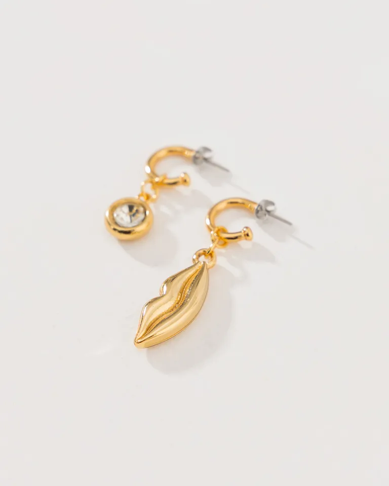Pendientes colgantes con diseño de labios en baño de oro de Jazmin Chebar en Bijouterie para argentina
