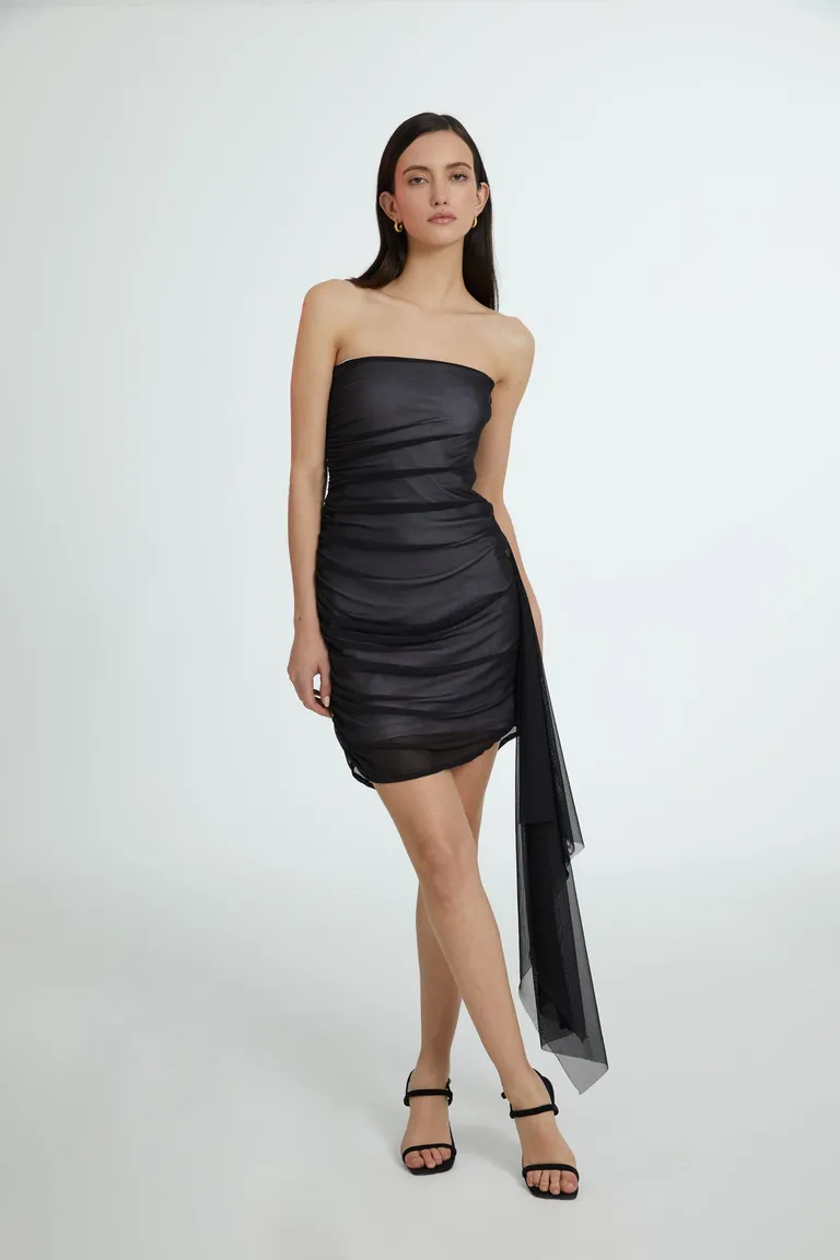 Vestido strapless negro con frunces y lazo en la cintura de Naíma en Vestidos para argentina