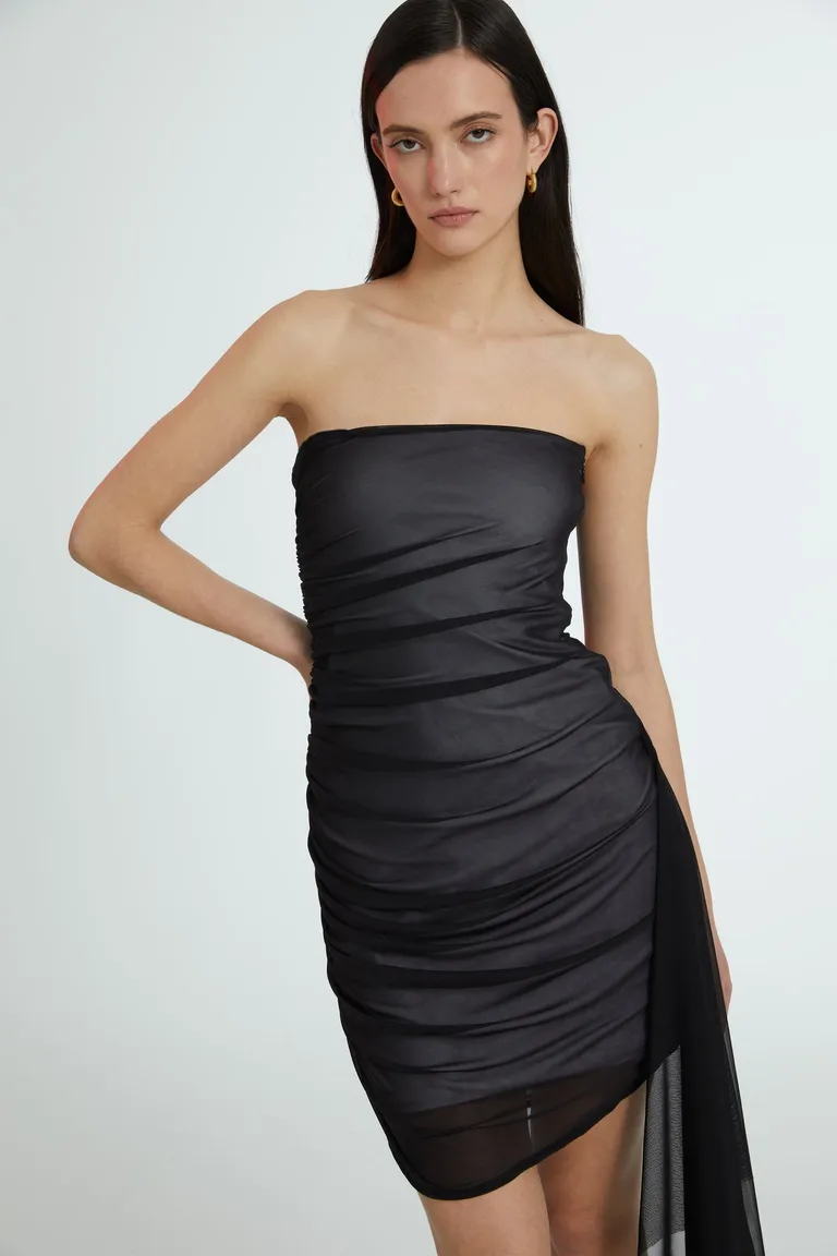 Vestido strapless negro con frunces y lazo en la cintura de Naíma en Vestidos para argentina