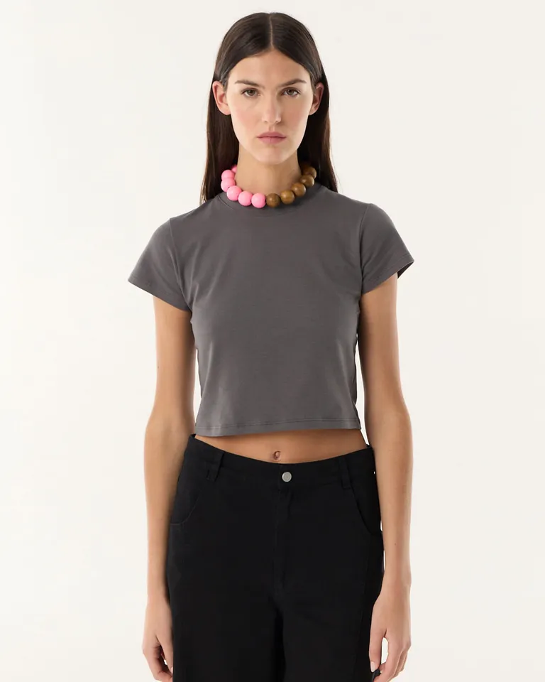 Remera crop de calce entallado con mangas cortas y cuello redondo de Furzai en Remeras para argentina