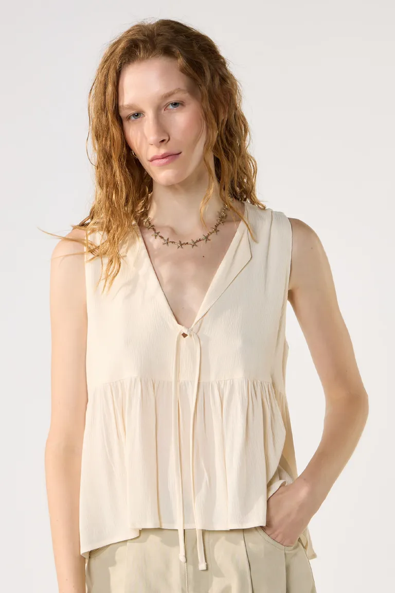 Top de viscosa con escote en V y lazo decorativo en color beige de Cuesta Blanca en Tops para argentina